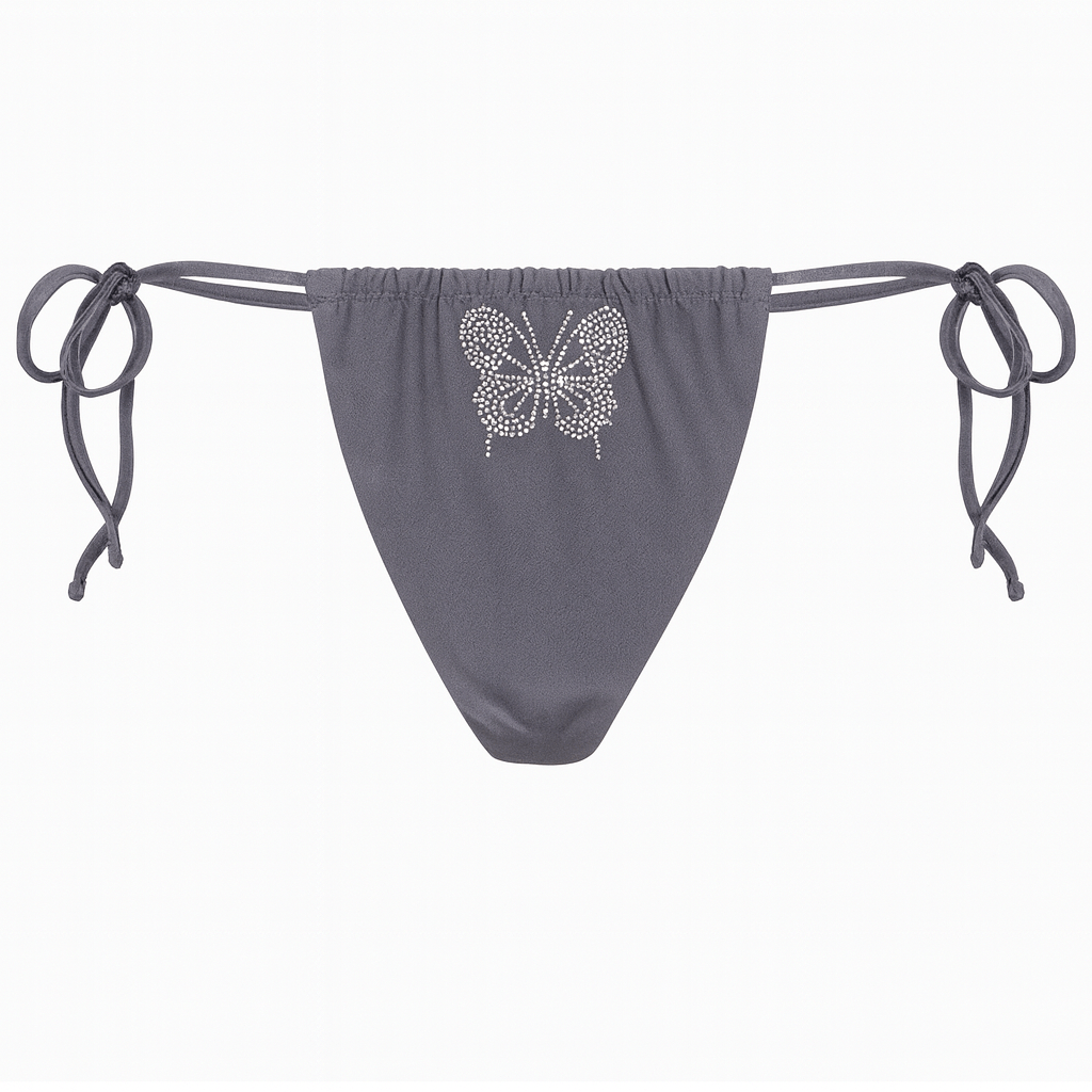 SUI AVA Butterfly Bikini Tanga – grå bikiniunderdel med sommerfugl i rhinsten og justerbare snører.