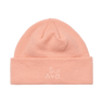 Lyserød ribstrikket beanie med hvidt broderet SUI AVA logo på opsmøget kant