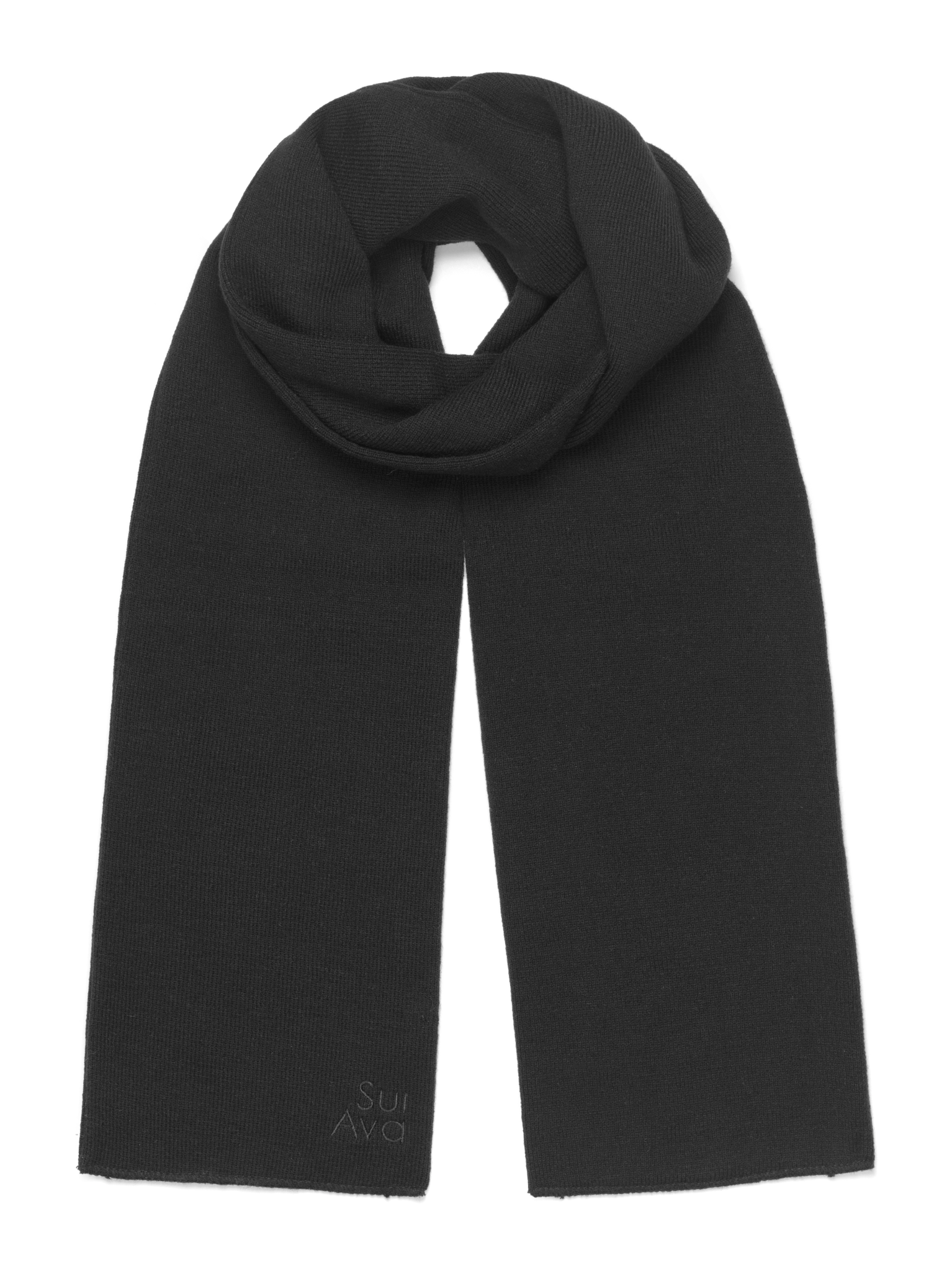 Sort Mariah Scarf i blød strik med broderet SUI AVA-logo – klassisk og varm