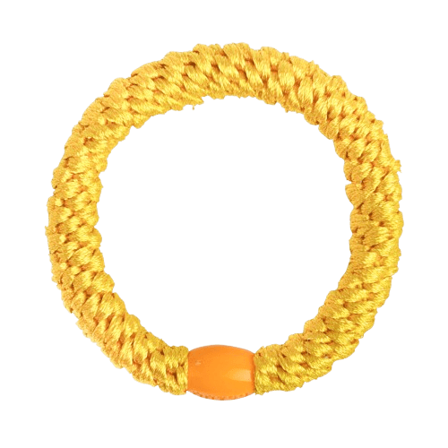Gul spiralformet hårelastik med orange perledetalje fra SUI AVA