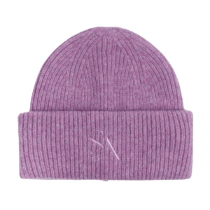 Lilla ribstrikket beanie med tone-i-tone logo – Signe Beanie fra SUI AVA
