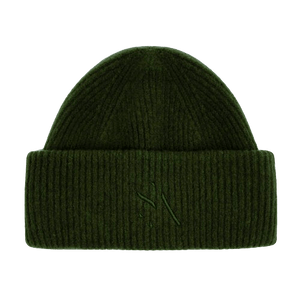 Ribstrikket beanie i mørkegrøn med broderet SUI AVA logo 