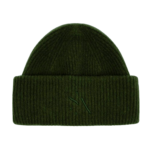 Ribstrikket beanie i mørkegrøn med broderet SUI AVA logo 