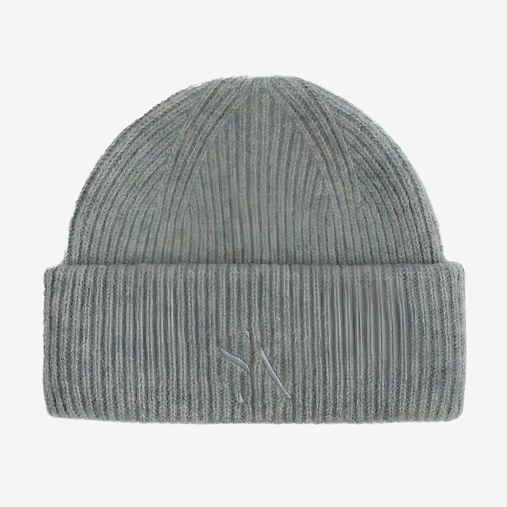 Støvet grøn ribstrikket hue – Signe Beanie fra SUI AVA