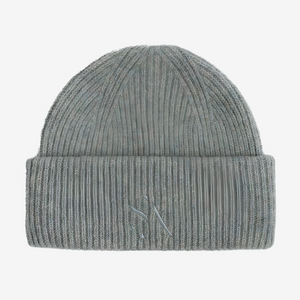 Støvet grøn ribstrikket hue – Signe Beanie fra SUI AVA