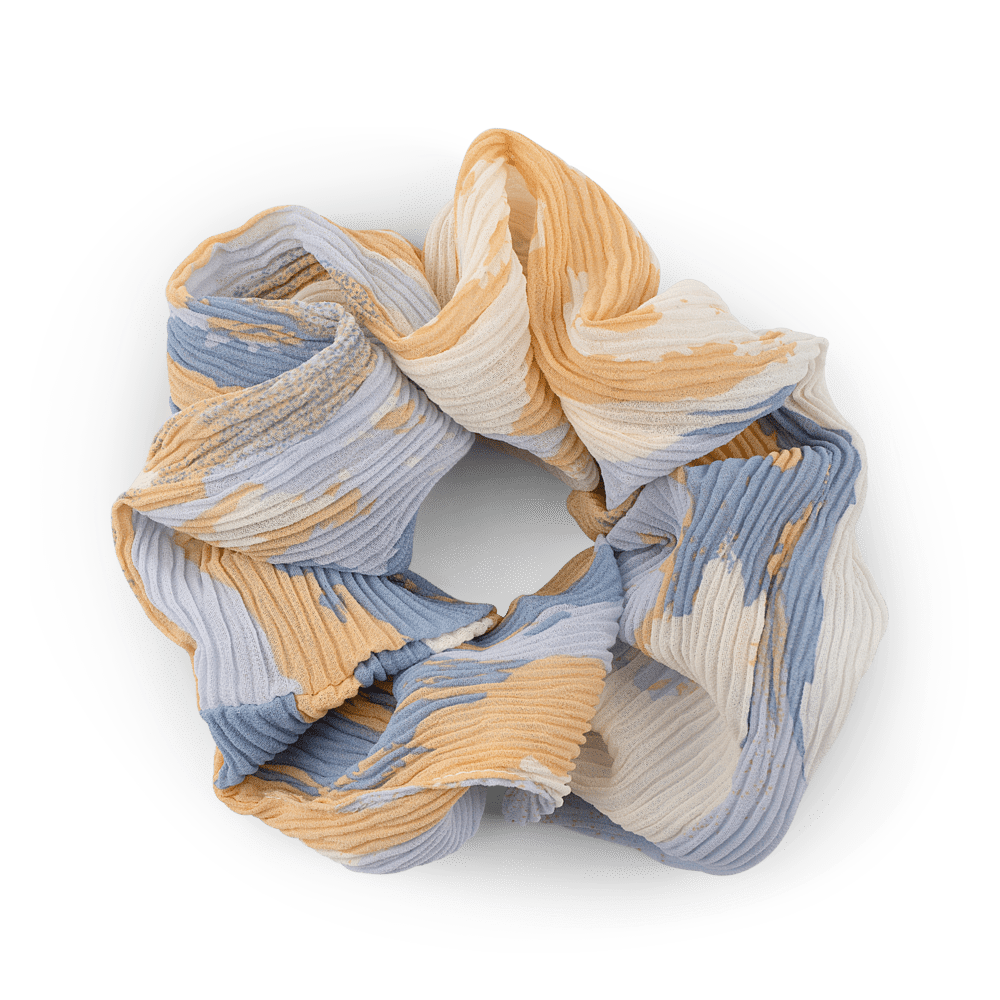 Lily Scrunchie i plisseret stof med bølgende batikmønster i blå, creme og karamel.