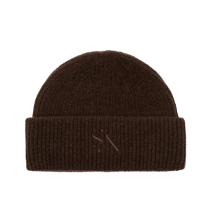 Ribstrikket hue i chokoladebrun med broderet SUI AVA logo