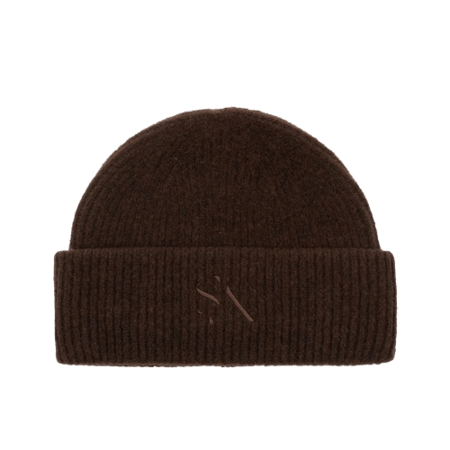 Ribstrikket hue i chokoladebrun med broderet SUI AVA logo