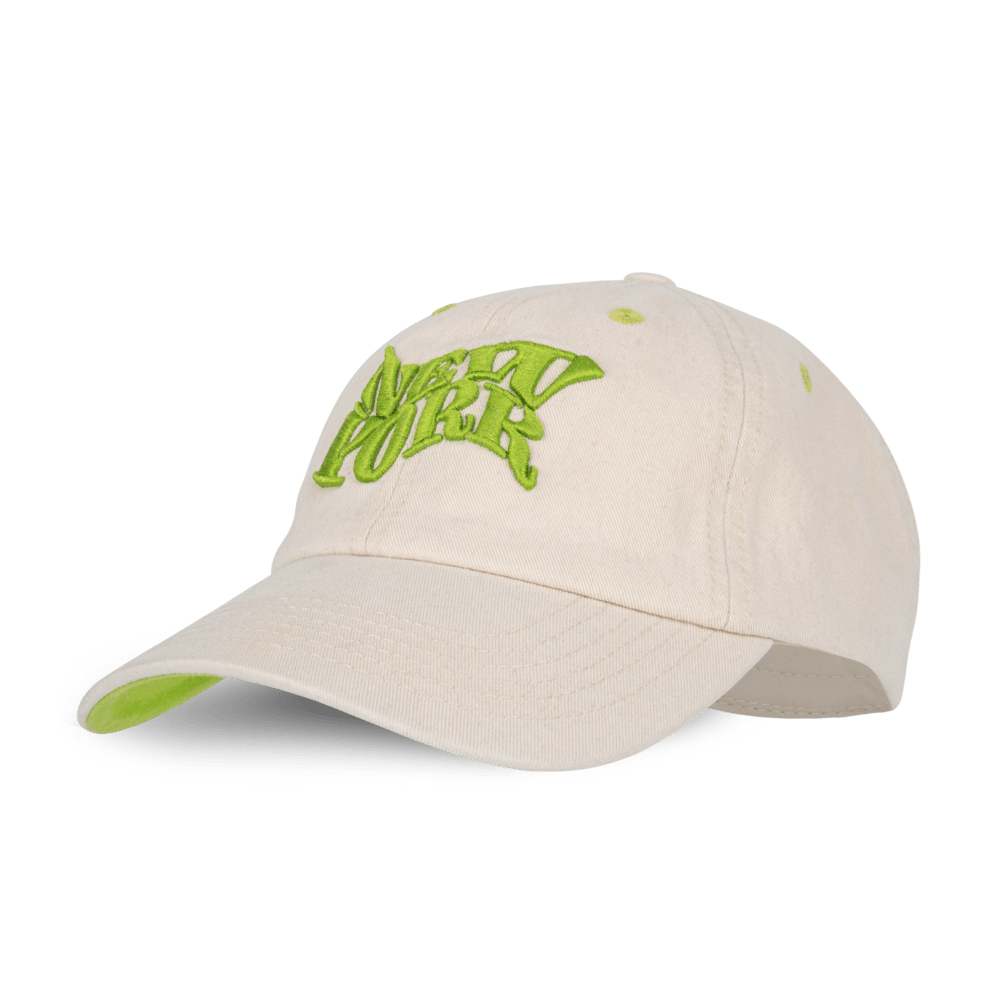 City Cap fra SUI AVA – Hvid cap med grøn New York-grafik, justerbar pasform.