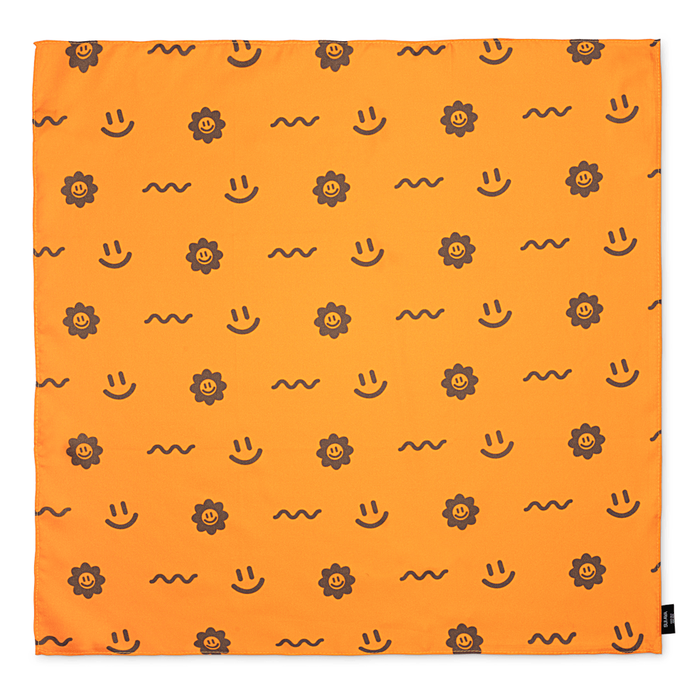 Silketørklæde i orange med print af blomster og smileys fra SUI AVA – Silk Scarf Positivity