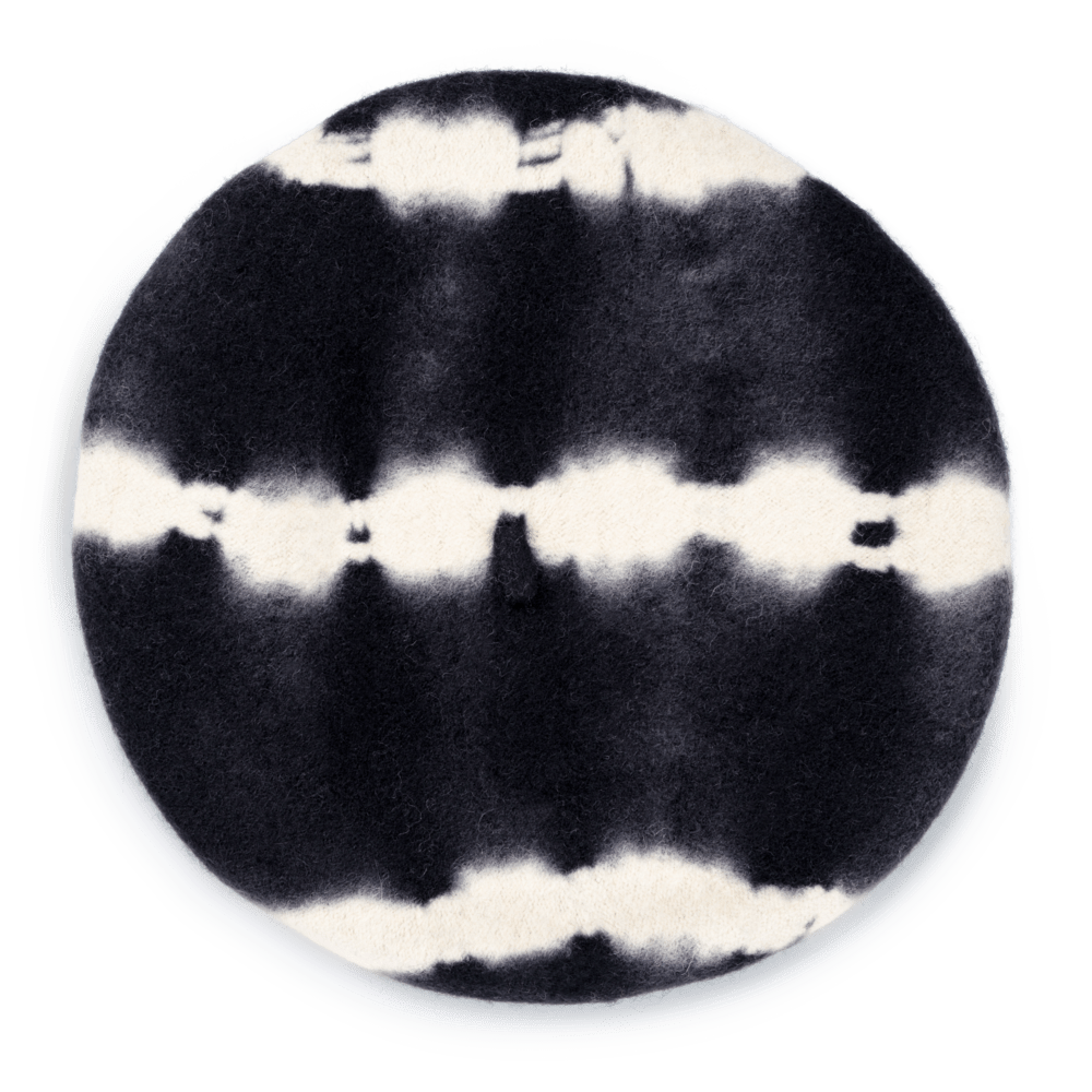 Sort og creme Flora Tie Dye Baret fra SUI AVA med batikmønster