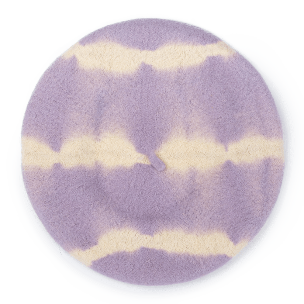 Lilla og cremefarvet baret med tie-dye mønster fra SUI AVA – lavet i 100% uld