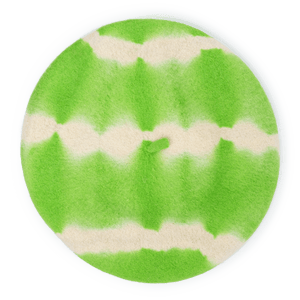 Flora Baret i limegrøn tie dye – klassisk baret med farverigt twist