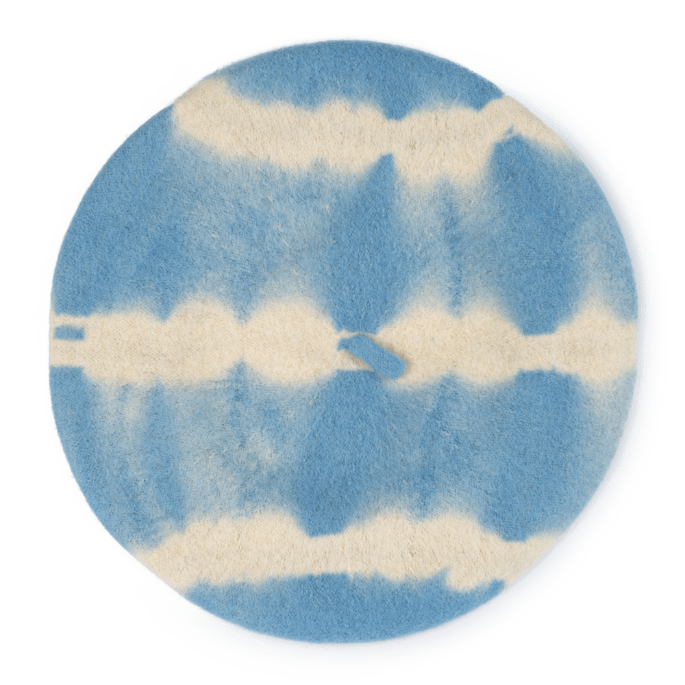 Blå og hvid Flora Tie Dye Baret med håndfarvet mønster fra SUI AVA