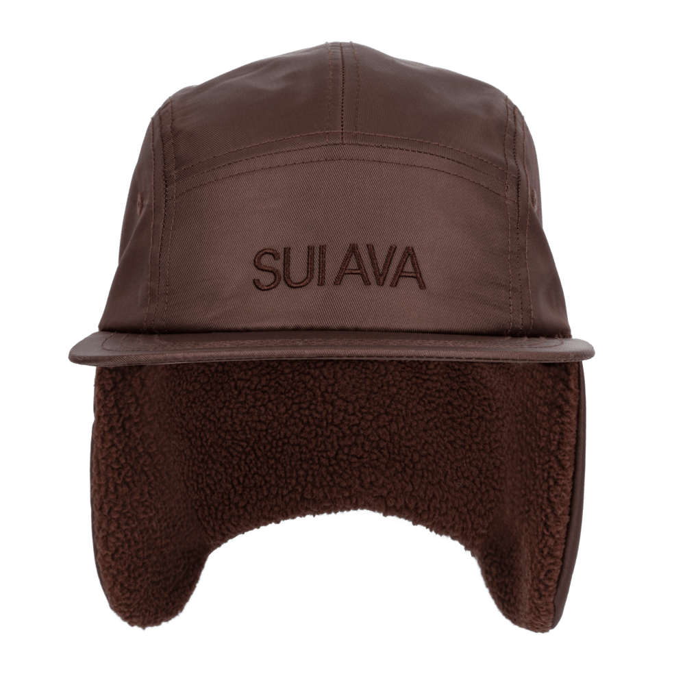 Brun Caroline Recycled Flap Hat med øreklapper og SUI AVA-logo