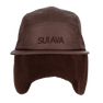 Brun Caroline Recycled Flap Hat med øreklapper og SUI AVA-logo