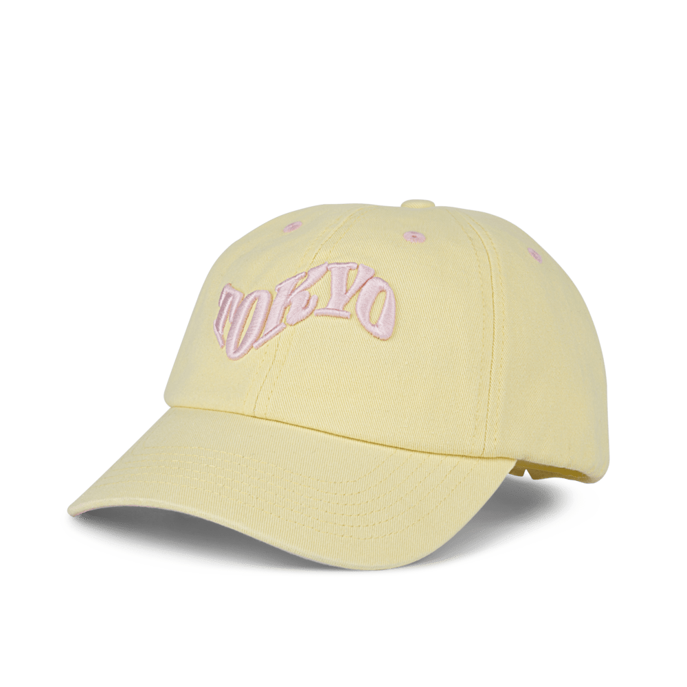 SUI AVA City Cap Tokyo i gul med lyserødt broderi – moderne og farverig cap.