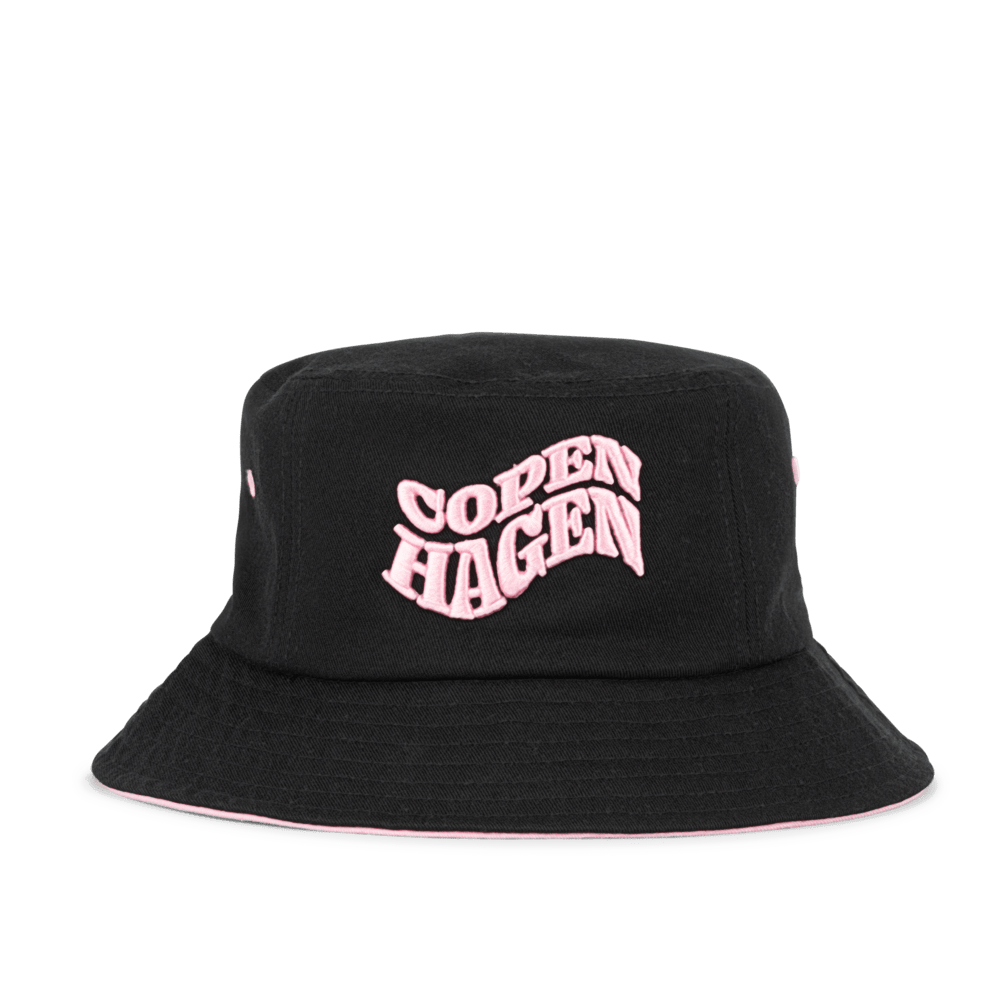 City Bucket Hat – sort bøllehat med lyserødt “COPENHAGEN” broderi fra SUI AVA.