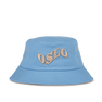 City Bucket Hat – lyseblå bøllehat med beige “OSLO” broderi fra SUI AVA.