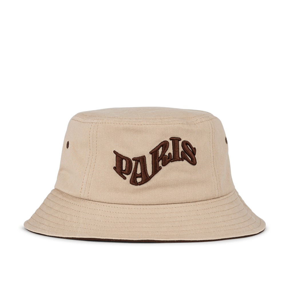 City Bucket Hat – beige bøllehat med brun “PARIS” broderi fra SUI AVA.