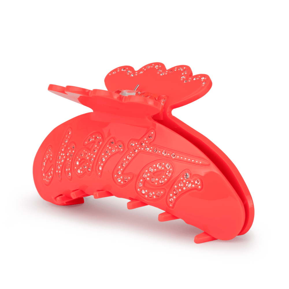 Rød hårklemme med glitrende tekst “charter” – Helle Charter Big fra SUI AVA