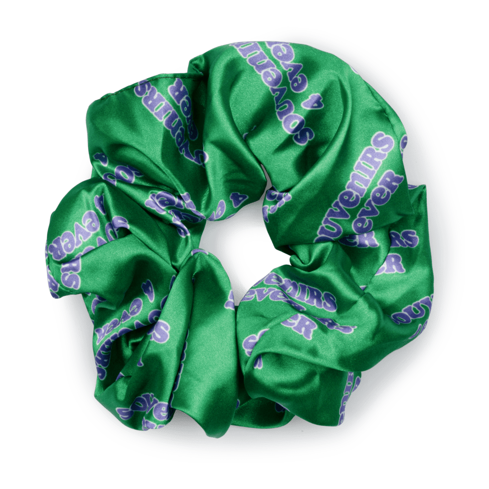 Grøn scrunchie med lilla “Souvenirs 4 Ever” tekstprint – Charter Scrunchie fra SUI AVA