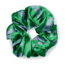 Grøn scrunchie med lilla “Souvenirs 4 Ever” tekstprint – Charter Scrunchie fra SUI AVA