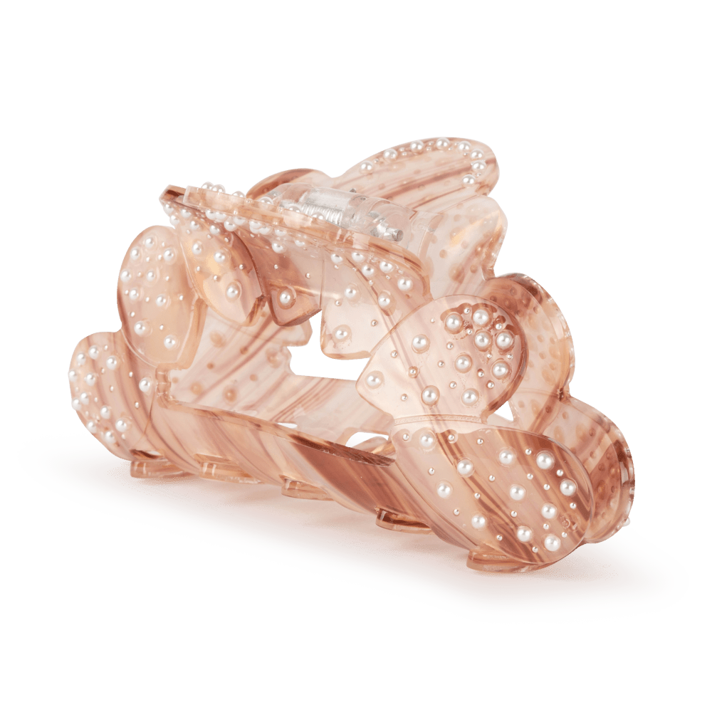 Else Marie Pearly Big hårklemme i nude-rosa med perledetaljer – feminin og elegant til både hverdag og fest.