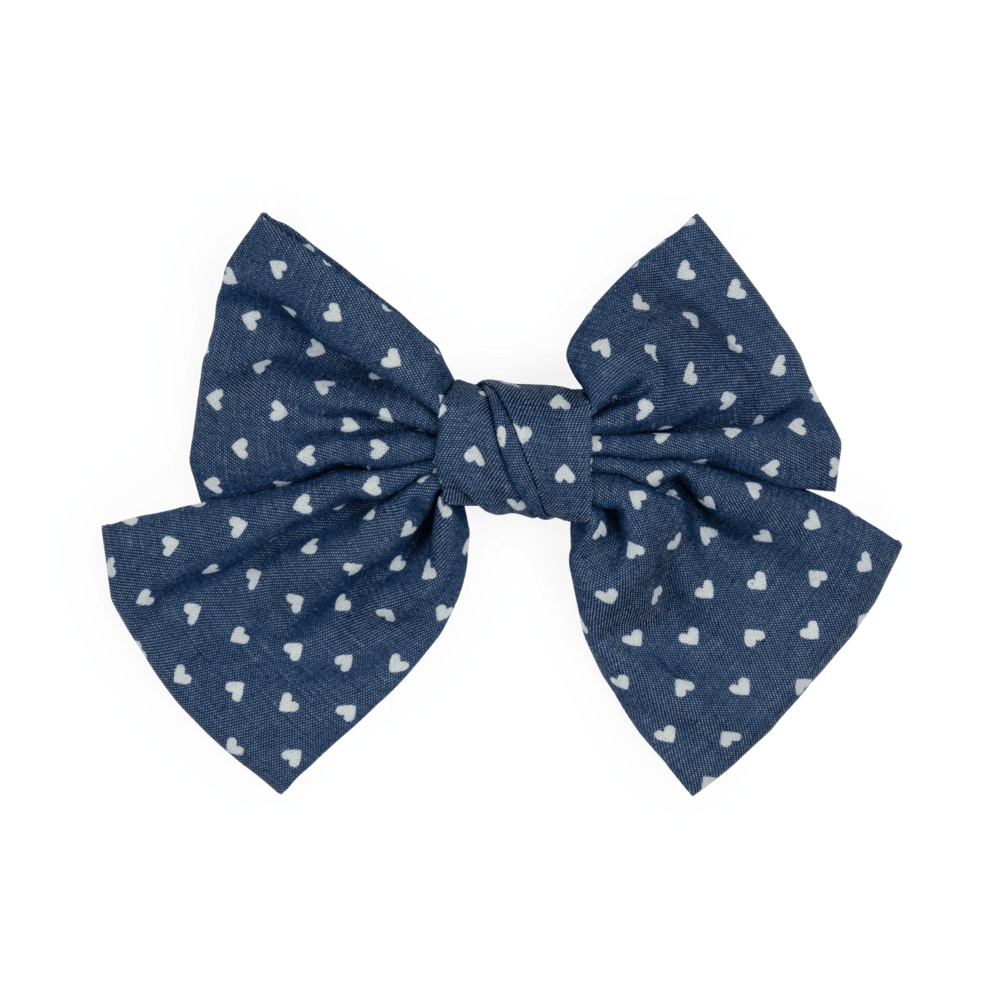 Denim Bow – hårsløjfe i denim med hvide hjerter fra SUI AVA