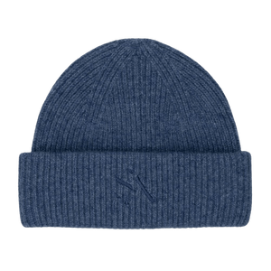 Ribstrikket beanie i denimblå med SUI AVA logo 