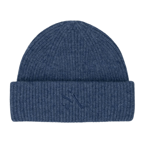 Ribstrikket beanie i denimblå med SUI AVA logo 