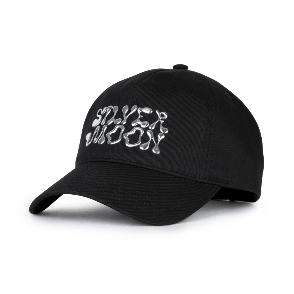 SUI AVA Silvermoon Cap i sort med sølv-metallic "Silver Moon" logo foran