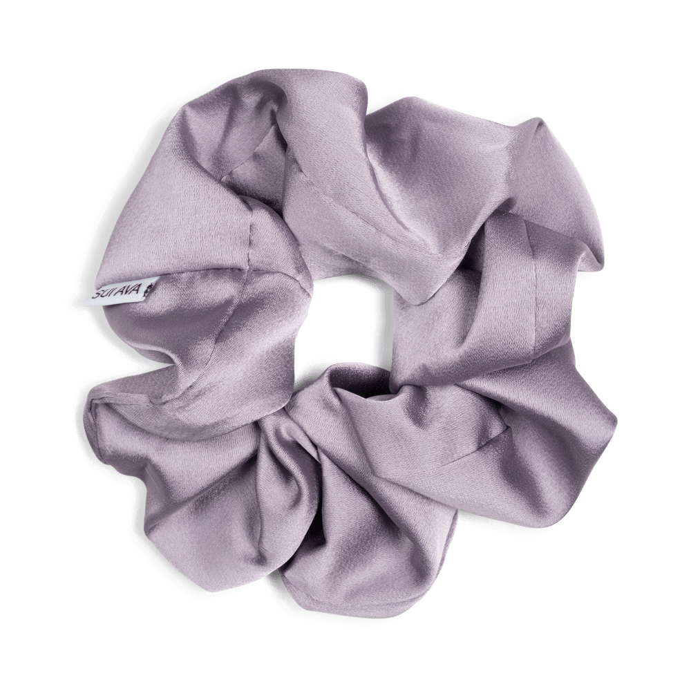 Stor lilla scrunchie fra SUI AVA, der skaber volumen og elegance. Perfekt til en fyldig hestehale, en løs knold eller som en dekorativ detalje.