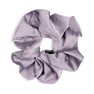 Stor lilla scrunchie fra SUI AVA, der skaber volumen og elegance. Perfekt til en fyldig hestehale, en løs knold eller som en dekorativ detalje.