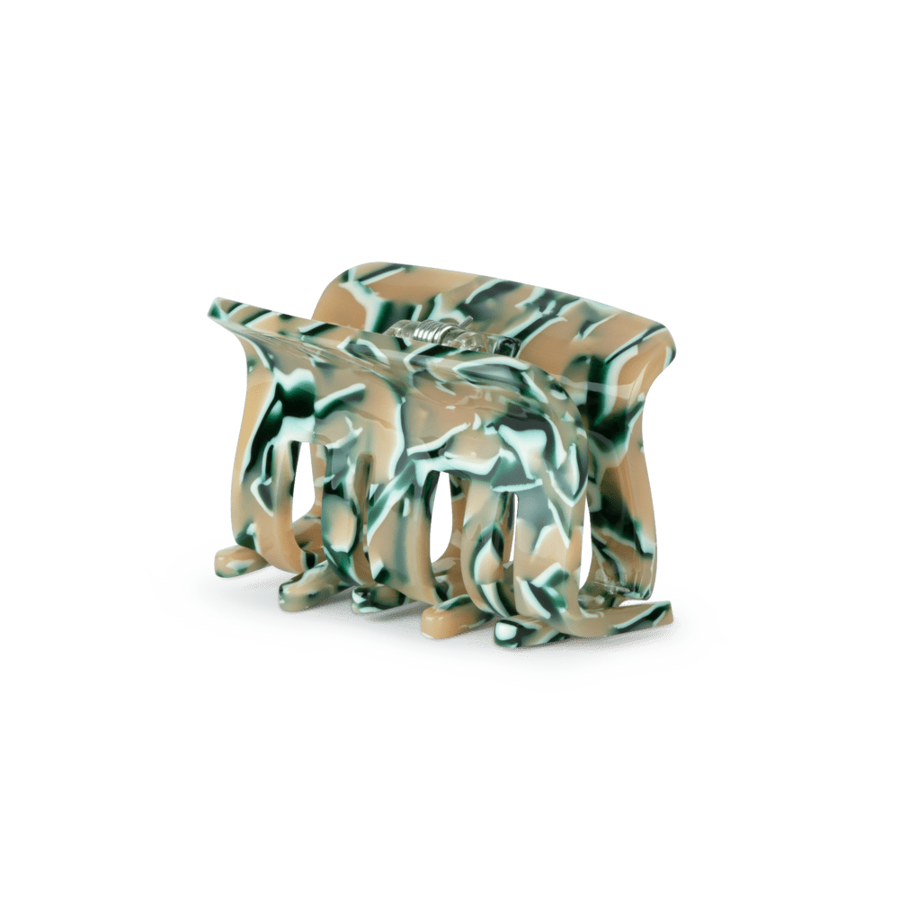 Fie Moonstone Mini hårklemme i grøn, hvid og beige med marmoragtigt mønster.