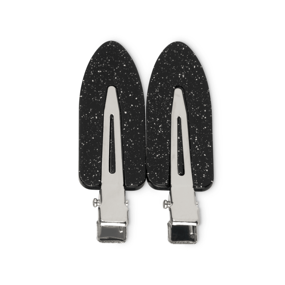 Sæt med to store sorte hårclips med stjernestøvs-lignende glimmer – Starry Night Hair Clip Set fra SUI AVA