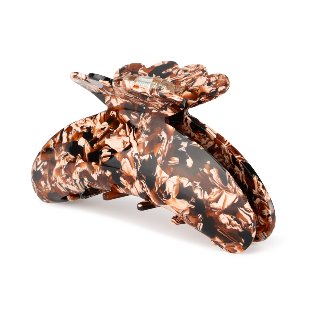 Stor SUI AVA hårklemme – Helle Universe Big med sort, brun og beige mønster i akryl.