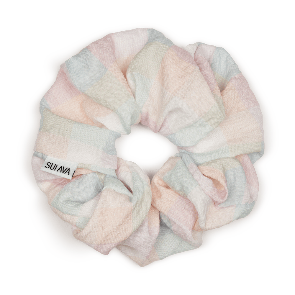 Ace Scrunchie i orange – Let scrunchie med blødt stof og diskrete mønstre.