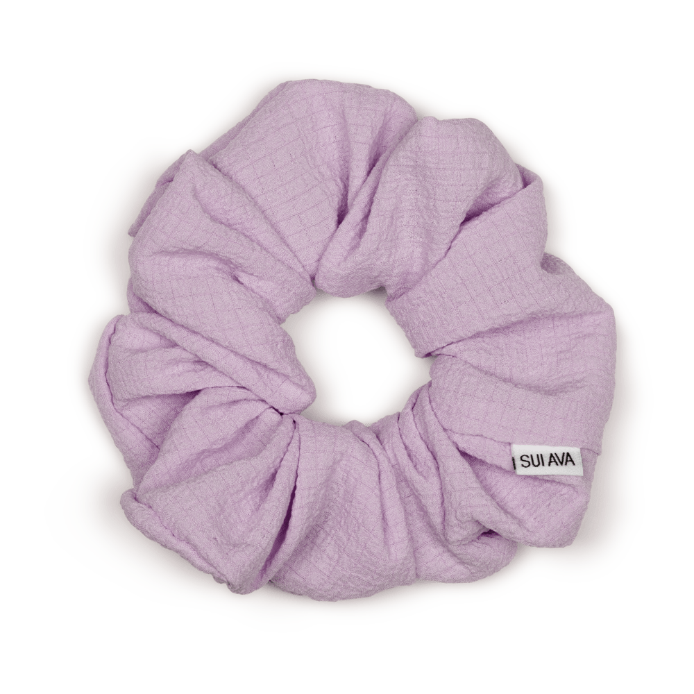 Leo Scrunchie i lilla – Blød scrunchie med struktur.