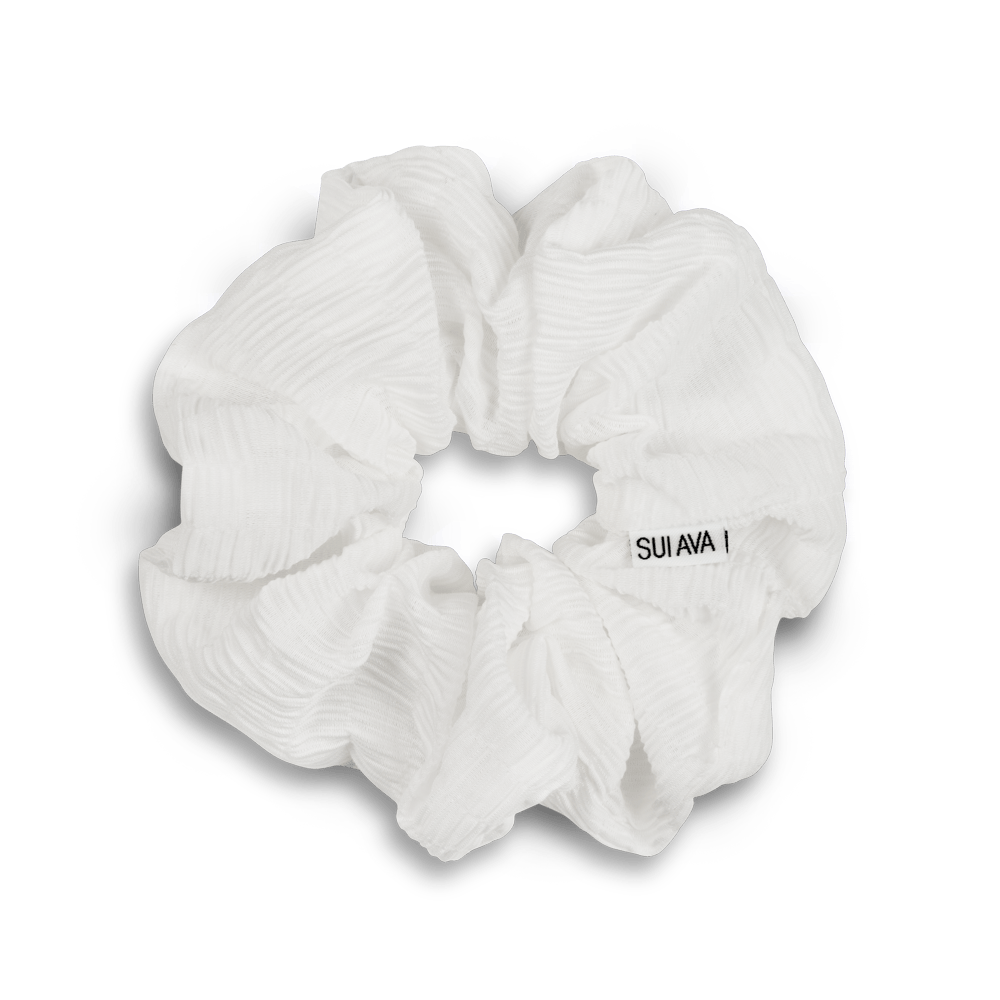 Dreamy Vibes Scrunchie i hvid – Let og luftig scrunchie med elegant tekstur.