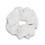 Dreamy Vibes Scrunchie i hvid – Let og luftig scrunchie med elegant tekstur.