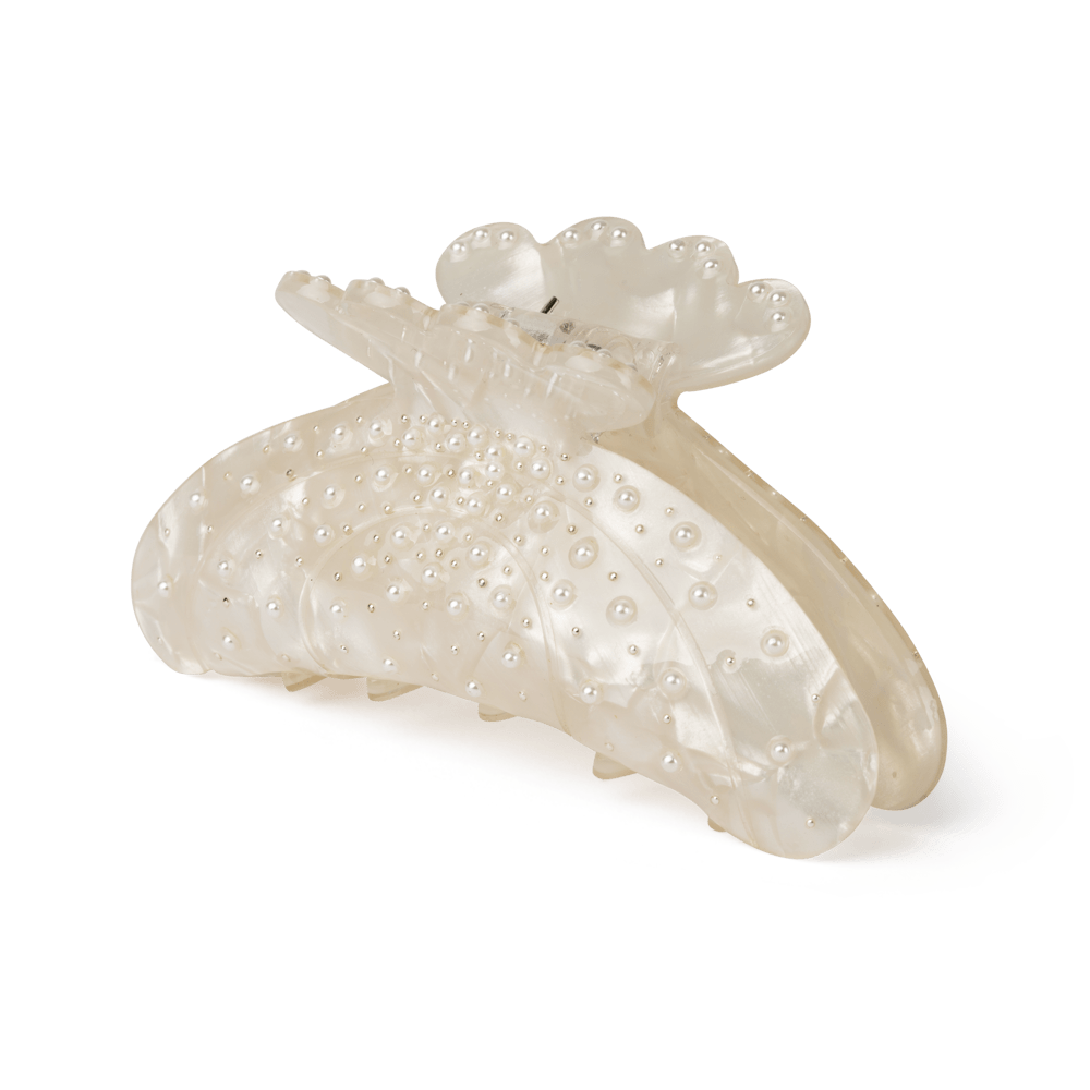 Mellemstor perlemorshårklemme med små perler i lys elfenbensfarve