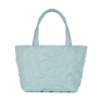 Lyseblå Daisy Bag med quiltet blomstermønster, bløde stropper og rummelig opbevaring.