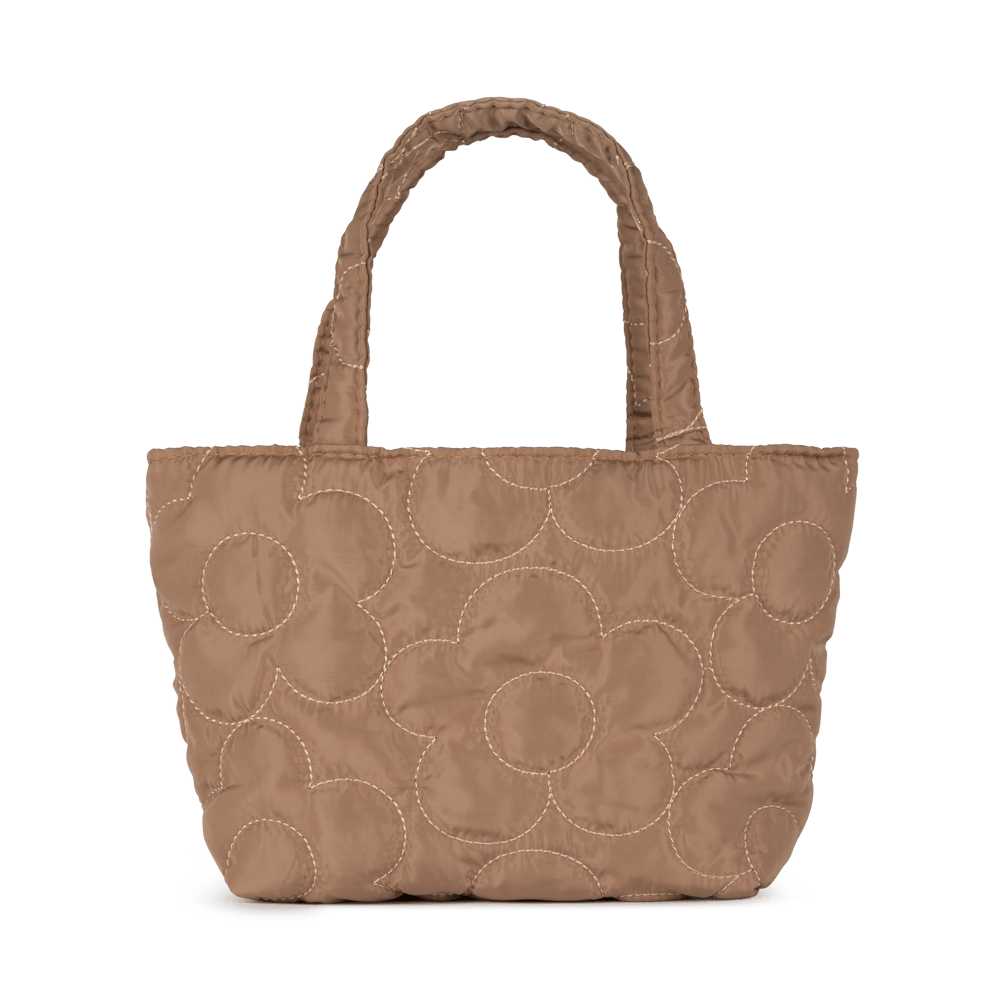 Lysebrun Daisy Bag med quiltet blomstermønster, bløde stropper og rummeligt design.