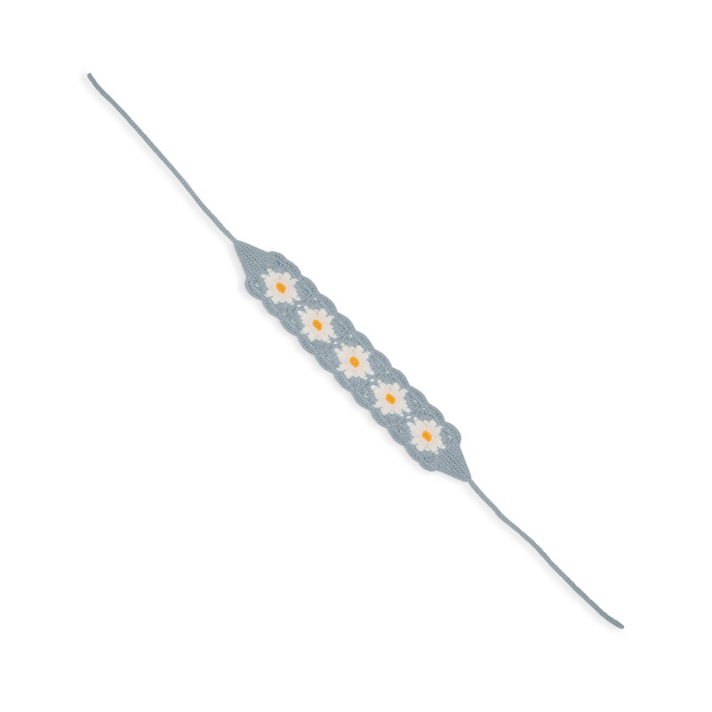 Bohemian Headband – Lyseblåt hæklet hårbånd med margueritblomster, perfekt til et romantisk og boheme-inspireret look