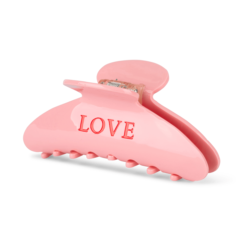 Lyserød hårklemme med LOVE-tekst fra SUI AVA – Ida Text Big. Perfekt til langt eller kraftigt hår.