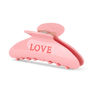 Lyserød hårklemme med LOVE-tekst fra SUI AVA – Ida Text Big. Perfekt til langt eller kraftigt hår.