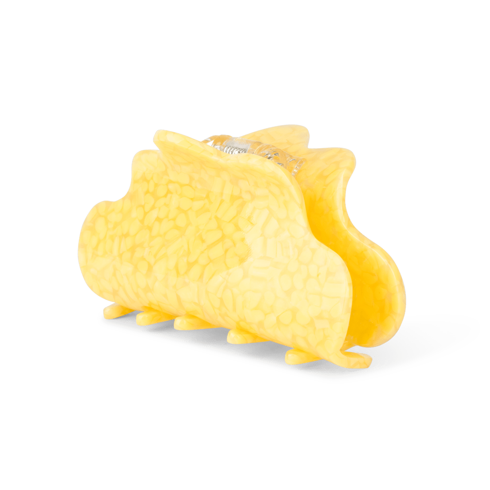 Stor gul hårklemme med bølget form og mønstret finish – Pernille Wavy Big fra SUI AVA