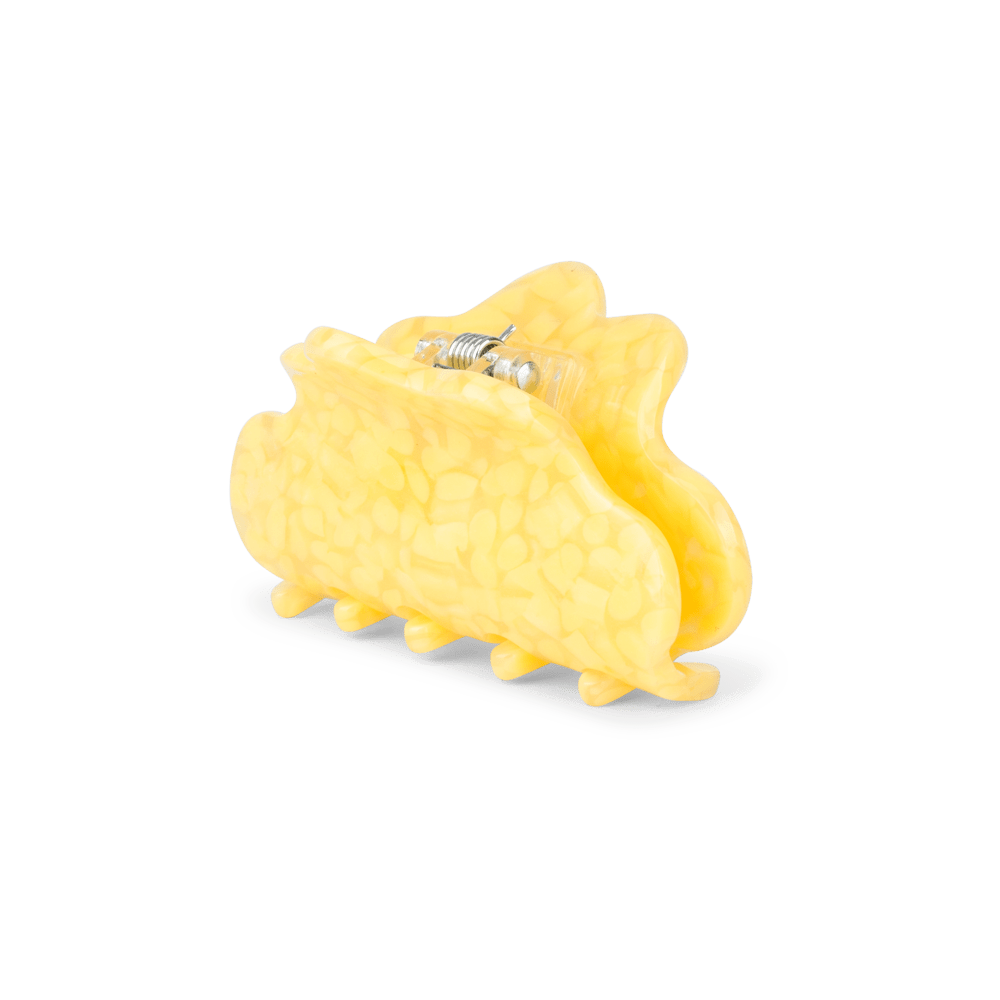 Pernille Wavy Mini hårklemme i gul med glat mønster og bølget form – lille størrelse.
