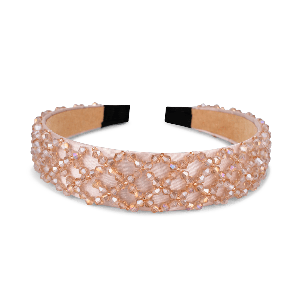 Sandy Crystal Headband – Hårbøjle i nude satin med håndsatte krystaller